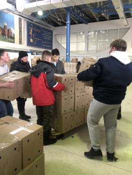 Студенты-волонтеры техникума приняли участие в упаковке и погрузке гуманитарной помощи - продуктов питания и предметов первой необходимости- для нуждающихся из приграничных украинских сел